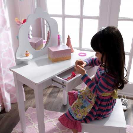 KidKraft Kinder-Make-up-Waschtischset aus Holz mit Spiegel und Hocker.