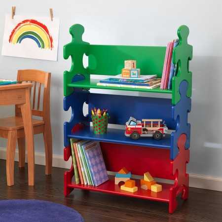 Estantería de almacenaje de madera con forma de puzle en colores primarios de KidKraft. Librería infantil.