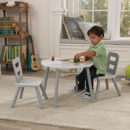 Rundes Tischset mit Stauraum und 2 Holzstühlen, in Grau und Weiß von KidKraft.