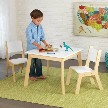 Juego moderno de mesa y 2 sillas en madera para niños de KidKraft.